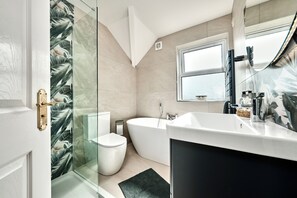 Dusche, Haartrockner, Handtücher, Seife