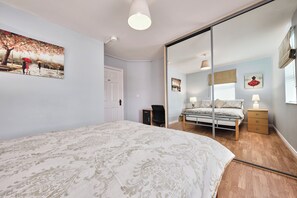 4 Schlafzimmer, Schreibtisch, Bügeleisen/Bügelbrett, WLAN