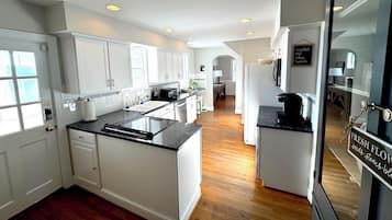 Microondas, horno, parrilla de estufa y lavavajillas