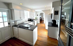 Een microgolfoven, een oven, een kookplaat, een vaatwasser