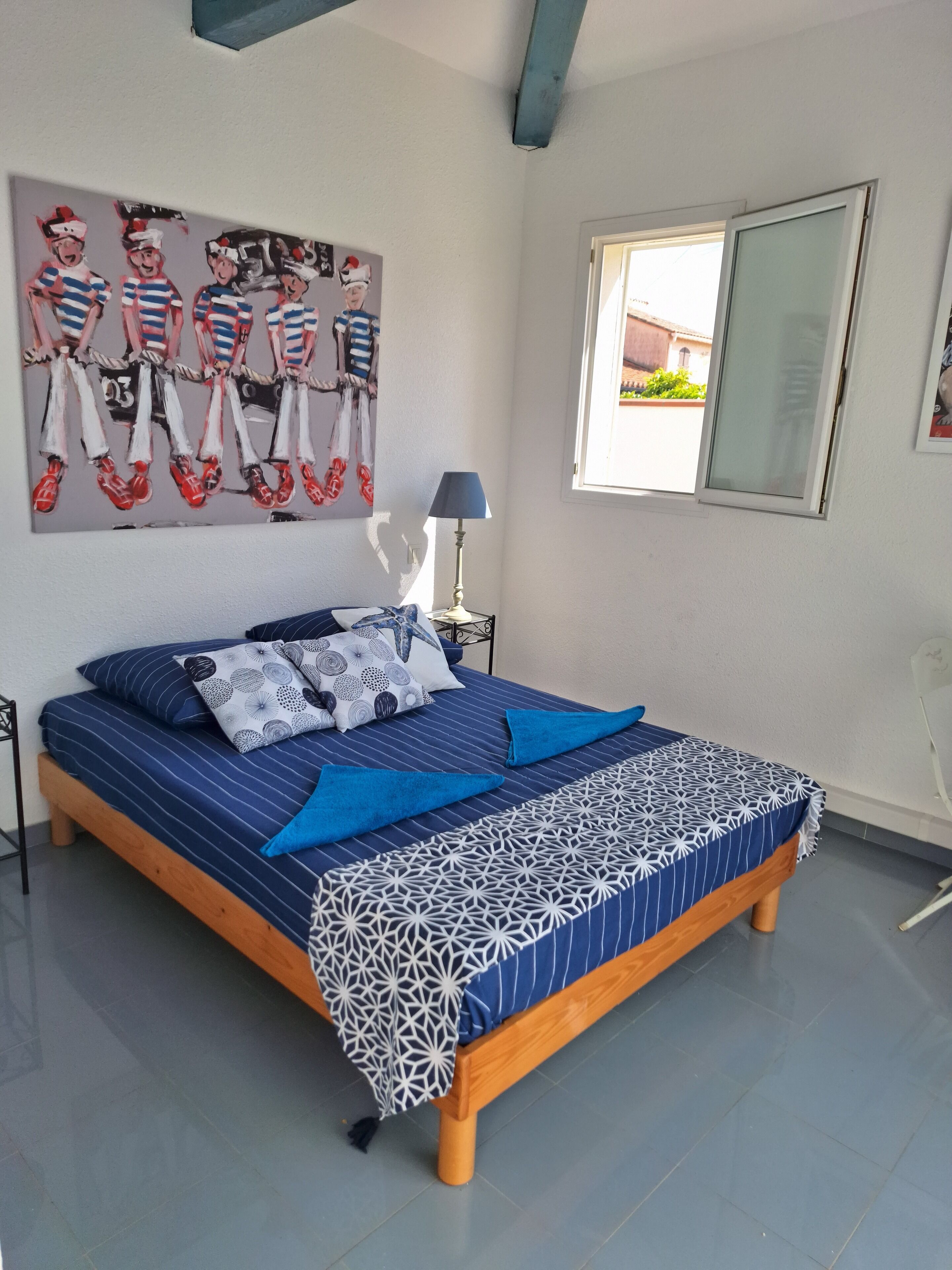 2 habitaciones, tabla de planchar con plancha y ropa de cama 