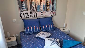 2 slaapkamers, een strijkplank/strijkijzer, beddengoed