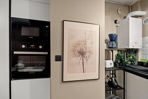 Een koelkast, een magnetron, een oven, een kookplaat
