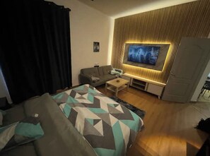 2 bedrooms, iron/ironing board, WiFi