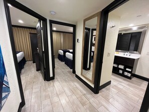 2 bedrooms, iron/ironing board, WiFi, bed sheets - Charming 2-bedroom condo in Cocoa Beach with AC and WiFi (Cocoa Beach)