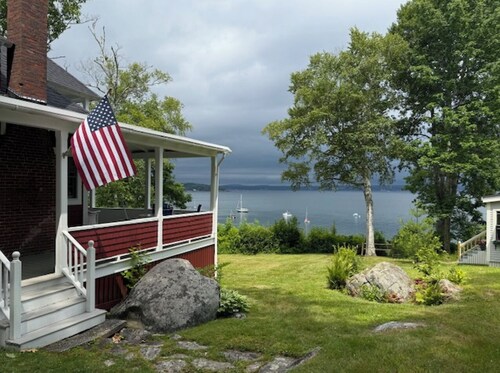 Beautiful 3-bedroom house on the bay in Bayside, a historic village in Northport