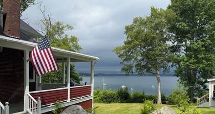 Beautiful 3-bedroom house on the bay in Bayside, a historic village in Northport
