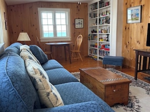 Fernseher, DVD-Player, Bücher