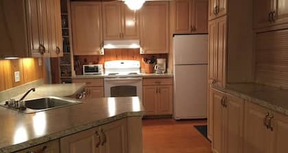Beautiful 3-bedroom house on the bay in Bayside, a historic village in Northport
