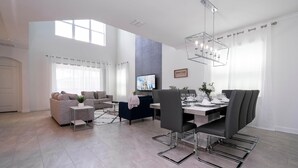 Nhà, nhiều giường (1153 KS -Luxury Oasis 5BR/5BA Home, P) | Khu ăn uống