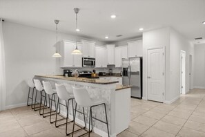 Fridge, microwave, oven, stovetop - 8 Bedrooms / 5 Bathrooms / Champions Gate(1449RF) (Davenport)