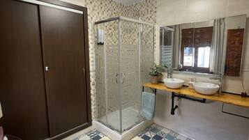 Een douche, een haardroger, een bidet, handdoeken