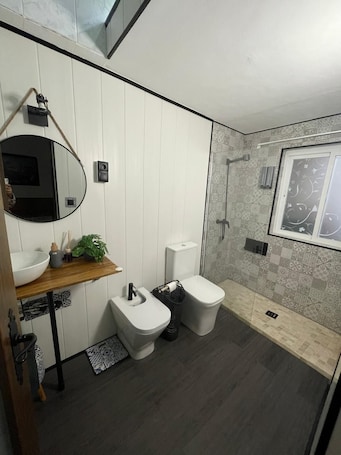 Shower, hair dryer, bidet, towels. Rural house los jesuses