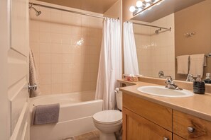 Une salle de bain avec une baignoire, des toilettes et un lavabo.
