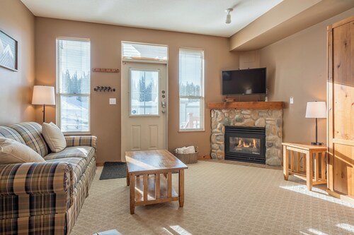 Cozy studio condo at Creekside - pet friendly, easy ski-in/out - pet friendly!