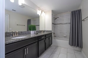 คอนโด, หลายเตียง (3085 TS - Opulent 5 BR Townhome Priva) | ห้องน้ำ