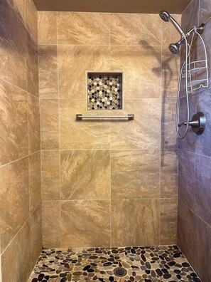 Regadera, toallas, jabón, papel de baño