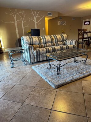 Smart TV - Centrally located older 4-bedroom house in lovely Yuma (Yuma)