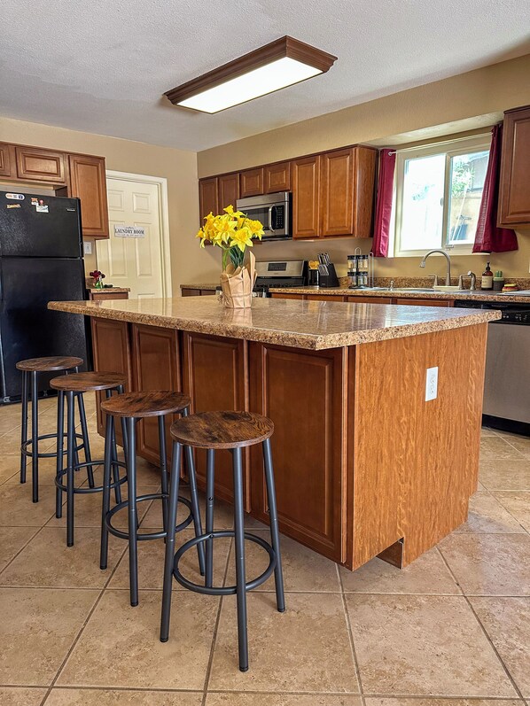 Fridge, microwave, oven, stovetop - Centrally located older 4-bedroom house in lovely Yuma (Yuma)