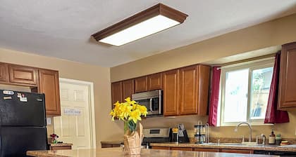 Centrally located older 4-bedroom house in lovely Yuma