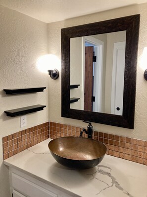 Hair dryer, towels, soap, shampoo - Contemporary Studio ... dog-friendly (Sunriver)