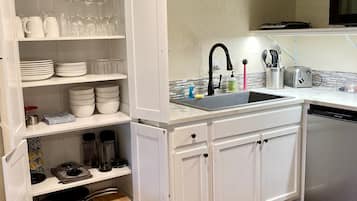 Réfrigérateur, four à micro-ondes, surface de cuisson, cafetière-théière