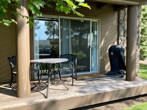 Outdoor dining - Contemporary Studio ... dog-friendly (Sunriver)