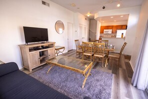 Condo, Multiple Beds (4562 YR - Amazing 4 Bed Private Getaw) | Living area