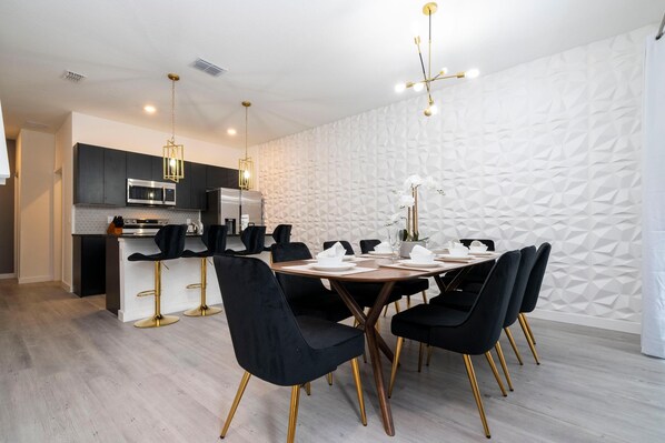 獨棟房屋, 多張床 (3236 TT Hub Townhome: 3BR, 3BA, Sleep) | 用餐區