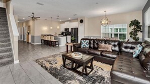 Bloc d'apartaments, diversos llits (5021 WA - Stunning Townhome with Priv) | Sala d'estar