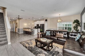 Living area - 5021 WA - Stunning Townhome With Private Pool (Kissimmee)