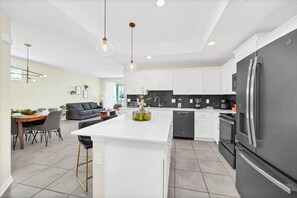 コンドミニアム ベッド (複数台) (3131 PD - Luxury 3-Bed Condo in Store) | 専用キッチン