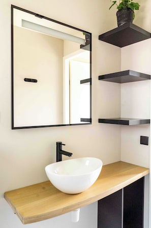 Een douche, toiletpapier