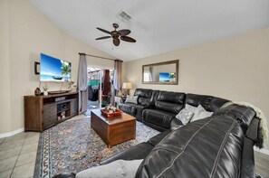 Hus - flere senge (112 CA - 4BR Mickey's Tranquil Haven ) | Opholdsområde