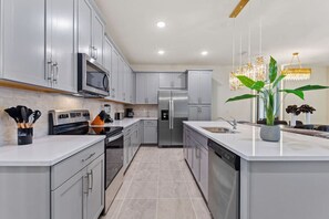 Køleskab, mikrobølgeovn, ovn, kogeplade