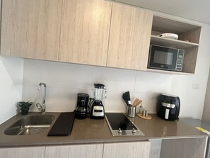 Een koelkast, een microgolfoven, een koffiezetapparaat/waterkoker