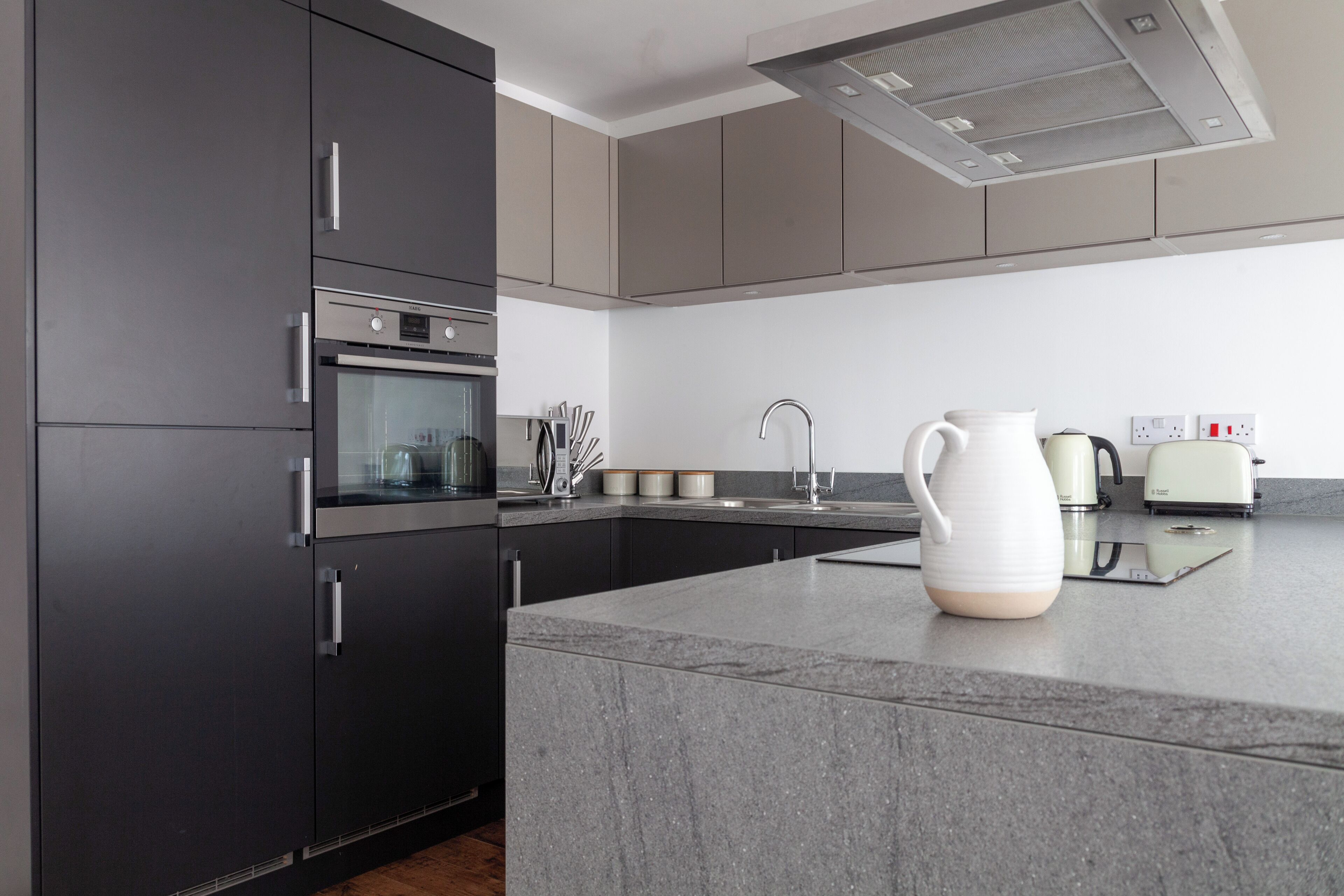 Departamento | Cocina privada | Refrigerador, microondas, horno y parrilla de estufa 