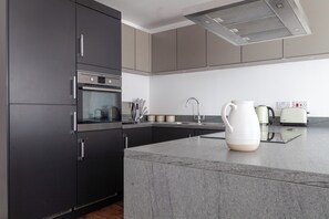 Appartement | Cuisine privée | Réfrigérateur, micro-ondes, four, plaque de cuisson