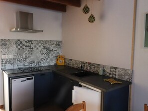 Kjøleskap, mikrobølgeovn, kokeplater og oppvaskmaskin