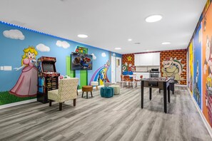 Casa, várias camas (8881 QL Serenity Haven Luxurious Disn) | Sala de jogos