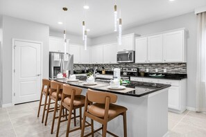 Private kitchen - 8881 QL Serenity Haven Luxurious Disney World (Kissimmee)