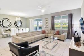 House, Multiple Beds (1562 OL - 8BR Tranquil Escape) | Living area - 1562 OL - 8BR Tranquil Escape (Davenport)