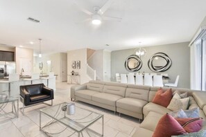 Maison, Plusieurs lits (1562 OL - 8BR Tranquil Escape) | Aire de séjour