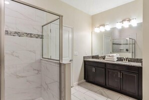 House, Multiple Beds (1562 OL - 8BR Tranquil Escape) | Bathroom - 1562 OL - 8BR Tranquil Escape (Davenport)