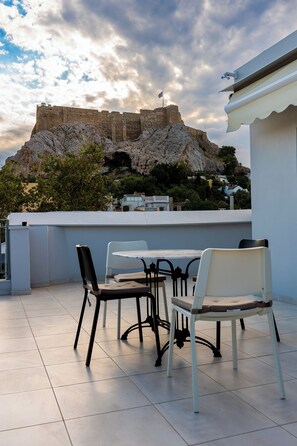Outdoor dining - Aphrodite Flat with a view to Acropolis in Historic Centre (Athina)