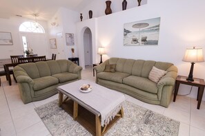 บ้านพัก, หลายเตียง (545 WS - 3BR - Serene Haven Single Fa) | บริเวณนั่งเล่น