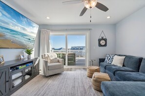 Smart TV, books - Topsail Treasure: Elevator| Pool| Steps from Beach (Surf City)