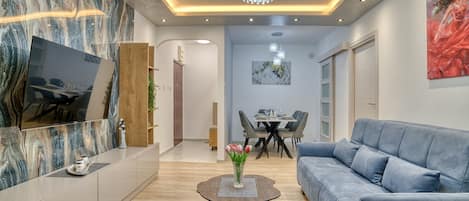 Apartemen Mewah, balkon, pemandangan laut terbatas | Area keluarga | Televisi LED 55-inci dengan saluran TV kabel