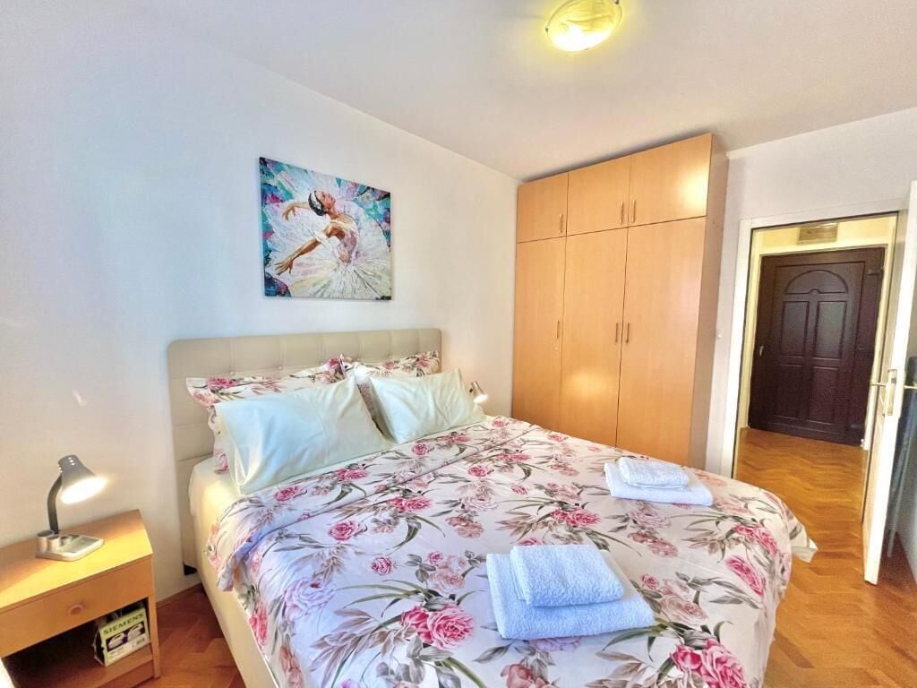 Romantisches Apartment, Balkon | 1 Schlafzimmer, schallisolierte Zimmer, kostenlose Babybetten