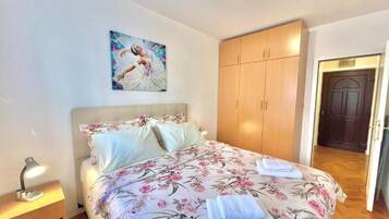 Romantisches Apartment, Balkon | 1 Schlafzimmer, schallisolierte Zimmer, kostenlose Babybetten